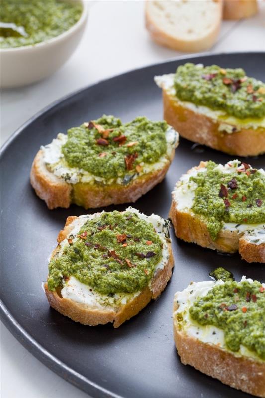 brödskivor, med avokado och spenat, på en svart tallrik, mjölkfria aptitretare