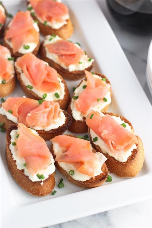 expresný recept na bruschetta s údeným lososom a syrom burrata, posypaný čerstvou mletou pažítkou, recepty na rýchly a ľahký obed aperitív