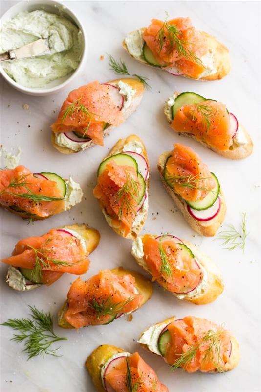 údená lososová a bylinková syrová bruschetta, podávaná s uhorkou a reďkovkou