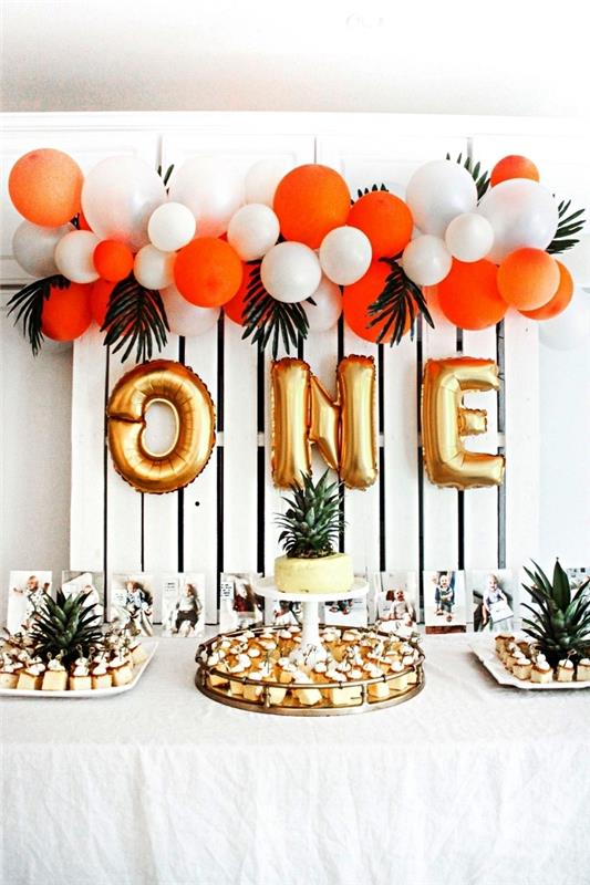 födelsedagsdekorationsidé för att göra en trevlig gourmetbuffé, 1 års födelsedagsgodisbar dekorerad med en återvunnen palett och en tvåfärgad ballongkrans som bakgrund