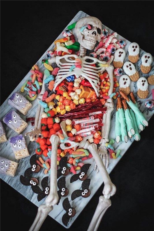 halloween bufet cukor kostra obklopuje cukríky sladkosti slúžiaci nápad