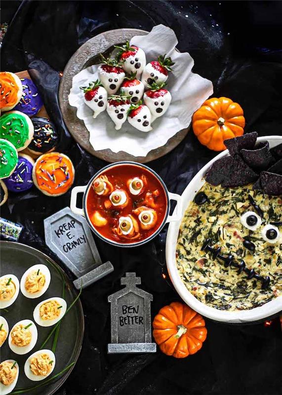 halloween bufet quiche lorraine plnené vajíčka s paradajkovou omáčkou a tekvicovou ozdobou