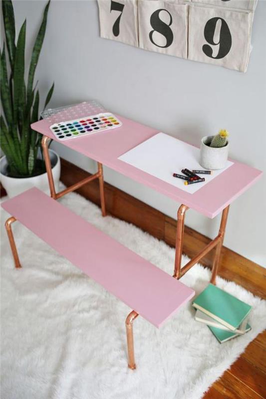 školský stôl-malý písací stôl-pre-žiaka-ružový-s-medenými nohami