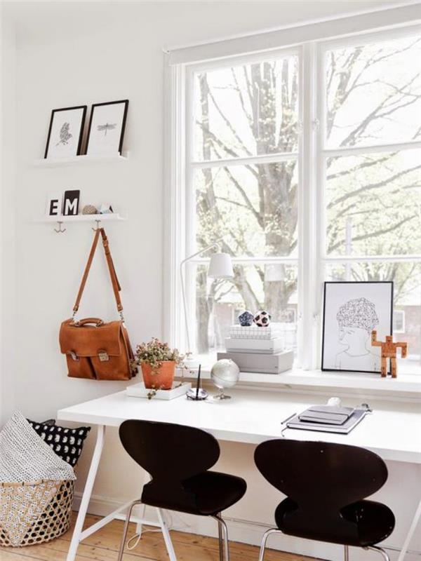 Písací stôl-čierne stoličky-stôl v škandinávskom štýle-blízko okna