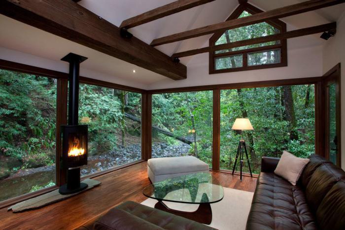 kabína-v-lese-luxusný-interiér-pohľad-do-lesa