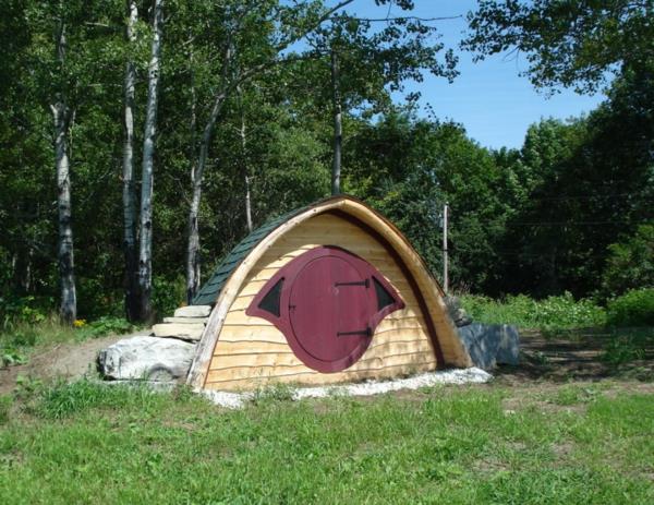 trädgård-skjul-för-barn-extraordinär-design-en-rund-dörr