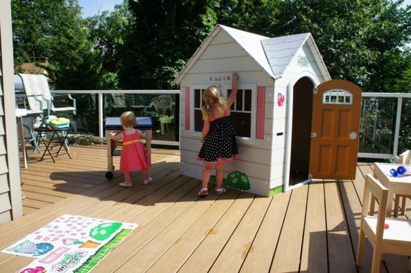 trädgård-hydda-för-barn-på-en-terrass