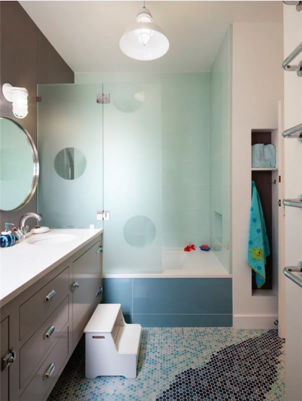 modernt badrum med mörkgrå vägg och pastellgrön duschkabin, idé av mosaikplattor