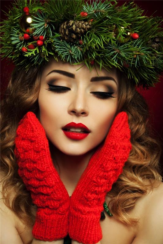 القفازات باللون الأحمر ، ترتديها امرأة سمراء شاحبة ، ذات شعر مجعد ، ومكياج عيد الميلاد ، وأحمر شفاه أحمر ومكياج عيون سموكي ، وعيد الميلاد werath على رأسها