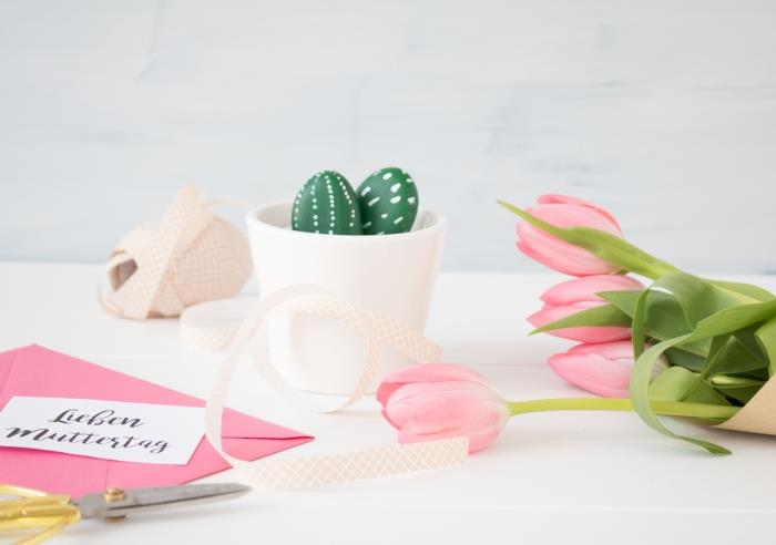 darček, ktorý vám pomôže urobiť jednoduchý kaktus v maľovaných kamienkoch zelenou farbou bielou fixkou