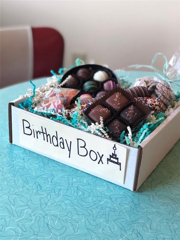 födelsedagspresent i fängelse med chokladgodis och delikatesser av alla slag födelsedagspresentidé