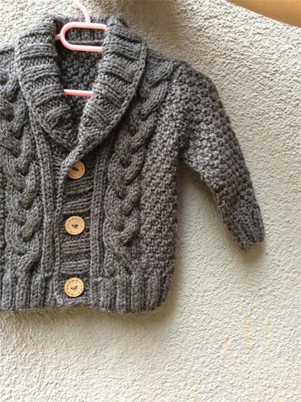 darček pre bábätko, darček pre budúcu matku, chlapčeka pre bábätko, sivý robustný pletený sveter s gombíkmi zo svetlého dreva