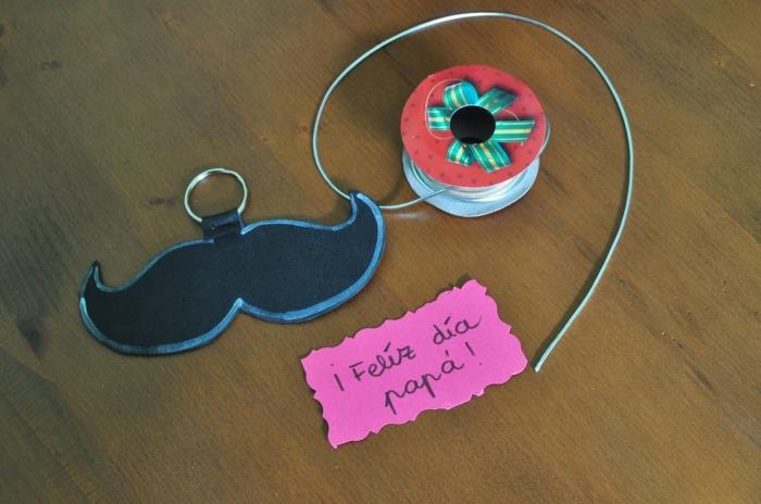 DIY Fars dag för småbarn, exempel på enkel DIY nyckelring med lera eller tyg mustaschfigur