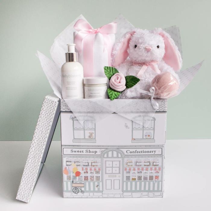 detská sprcha, ružový plyšový zajačik, kartónová škatuľka, ktorá napodobňuje veľký dom so strechou a sklady v suteréne