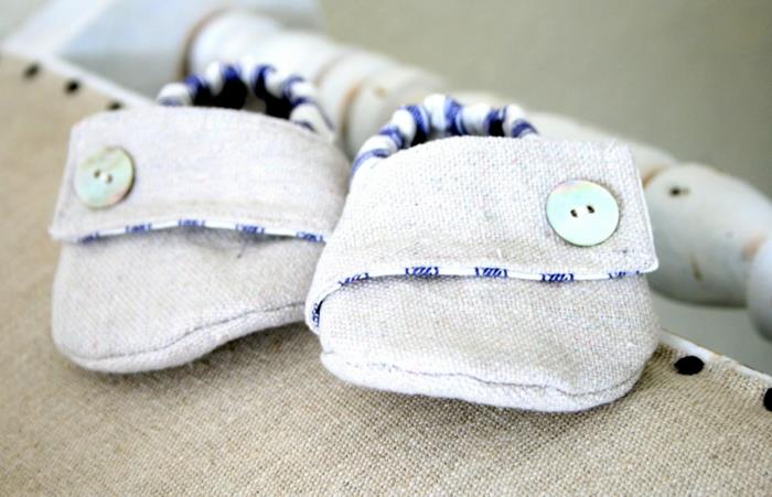 svetlosivé látkové papuče s perleťovými bočnými gombíkmi, ľanová tkanina, vzadu elastické, ozdoba detskej sprchy pre chlapca