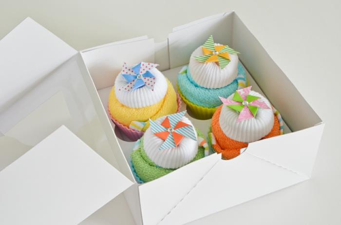 box pre tehotné ženy so štyrmi farebnými ponožkami zrolovanými v tvare košíčkov, darčekový balíček pre tehotné ženy