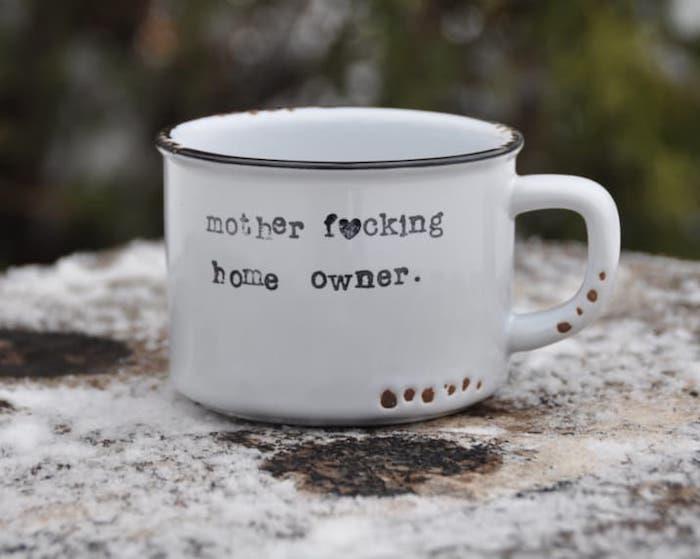 Humoristisk gåva rolig flytt hem gåva idé housewarming mugg som indikerar ägare