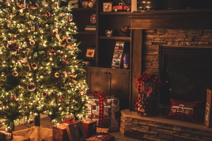 nápad, ako ozdobiť vianočný stromček zlatými guľami a svetlými girlandami, vianočnou dekoráciou kokon