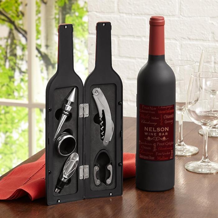 Vilken gåva att välja inflyttning fest idé inflyttning gåva idé att erbjuda hem-relaterade vinflaska med dolda tillbehör