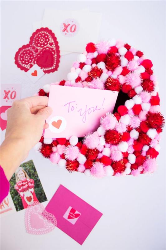 personalizovaný darček na Valentína červená čipka srdce valentínska karta lásky box pom poms
