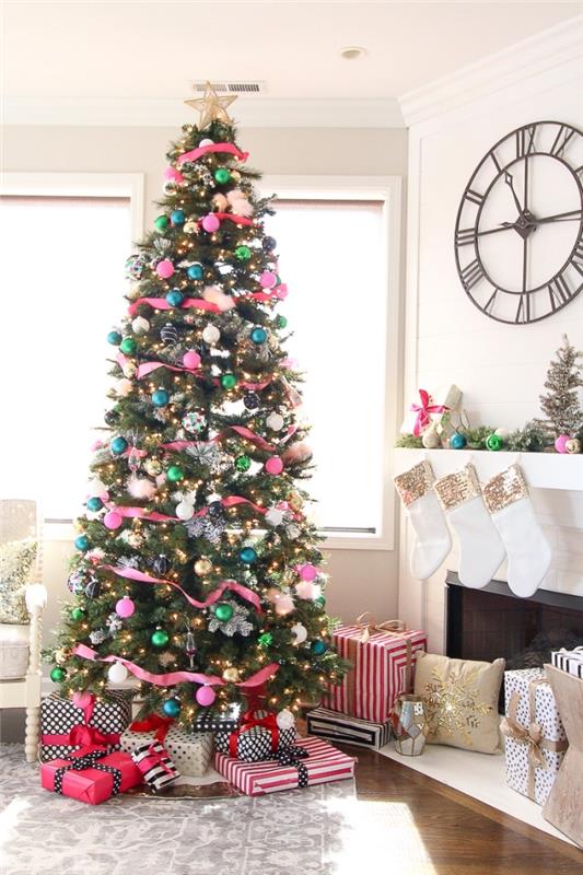 hur man dekorerar ett modernt träd för ett vitt vardagsrum, modell stort julgran dekorerad med rosa band