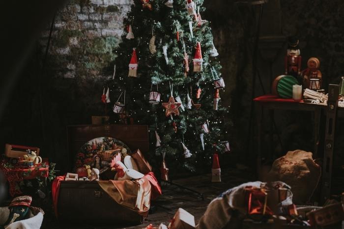 nápad na výzdobu vianočného stromčeka s ozdobami Santa Claus a hviezda, vianočné tapety na počítač s obývacou izbou a fotografiou Mikuláša