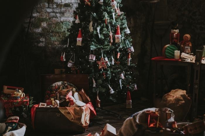julgran dekoration idé med jultomten och stjärnornament, jul tapet för dator med ett vardagsrum foto av jultomten