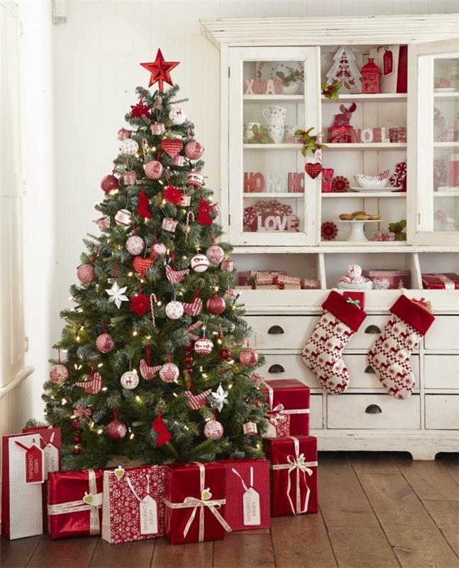 darčeky z červeného papiera vianočné ponožky vzory jeleňov najkrajší vianočný stromček biele gule červená hviezda