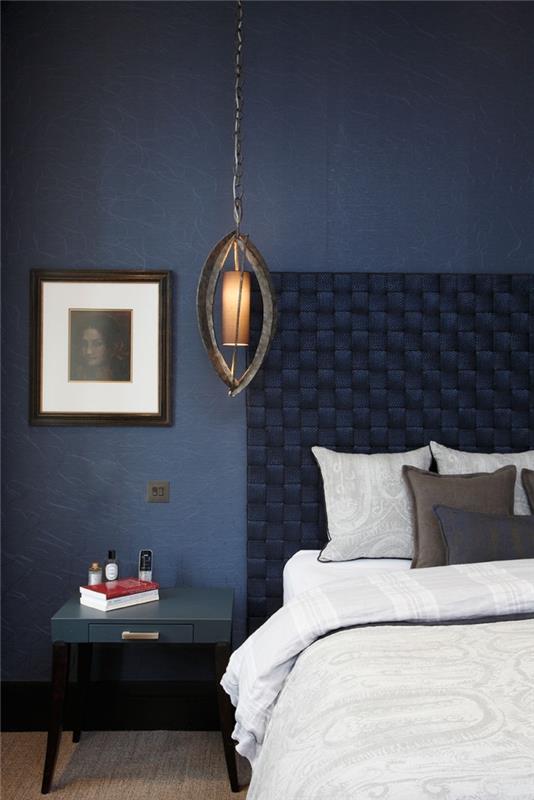tmavomodrá výzdoba spálne s tmavým nábytkom, výzdoba spálne pre dospelých s polnočnými modrými stenami a drevenou podlahou