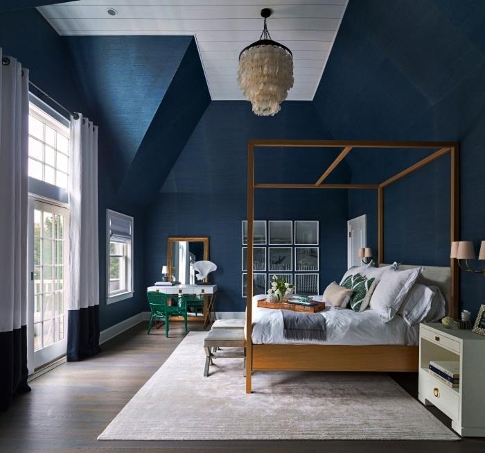 spálňový dizajn s vysokým bielym stropom s tmavomodrými stenami a parketami z tmavého dreva, modrá výzdoba spálne