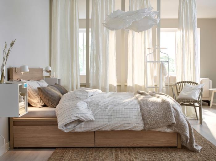 mysig atmosfär i det vuxna sovrummet med dekoration i långa slöjor av ecru -nyans och ljusa trämöbler