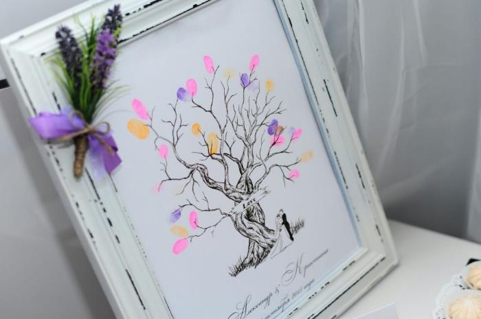شنق شجرة بطبعات ملونة لضيوف حفل الزفاف على الحائط مع إطار صورة بتصميم عتيق