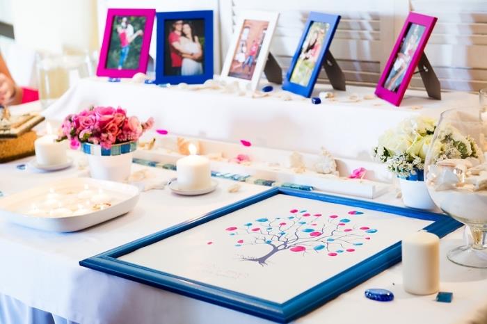فكرة سكرابوكينغ لكوكتيل الزفاف ، تزيين طاولة الزفاف مع الشموع البيضاء وإطارات الصور للعروسين
