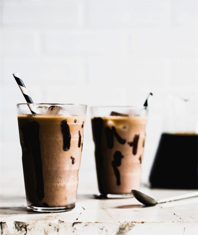 ako urobiť originálne kávové smoothie s arašidovým maslom a čokoládou, recept na studenú kávu na leto s čokoládou