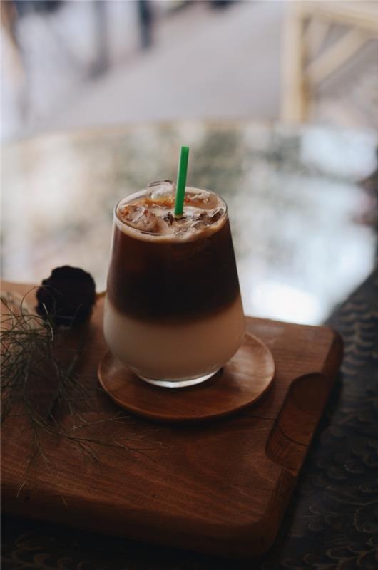 kávové smoothie originálny recept s čokoládou, ako uvariť studenú kávu s mliekom a kakaovým práškom bez cukru