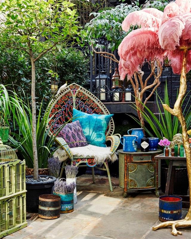 ako zariadiť svoju záhradu, vonkajšia výzdoba malý priestor s nábytkom a etnickými predmetmi, model pávej stoličky zdobený vankúšmi