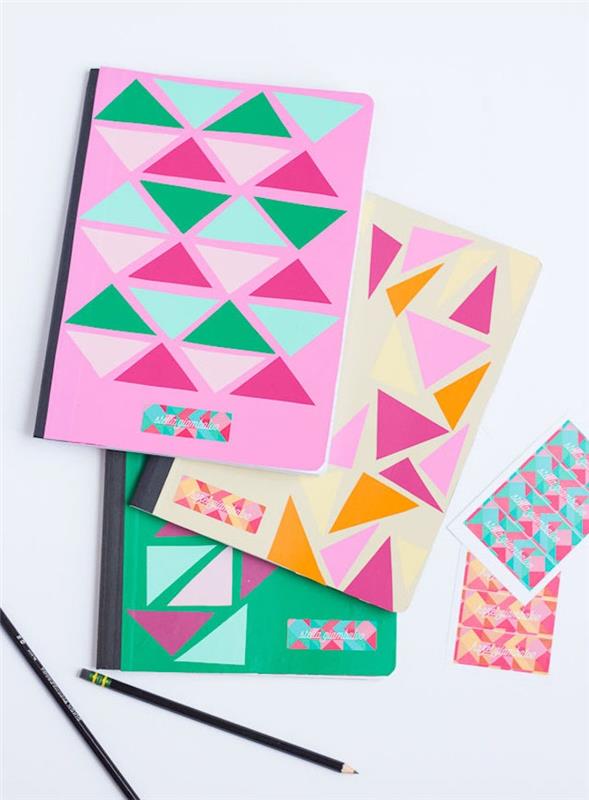 idé för personlig anteckningsbok av färgade trianglar i papper och färgat förnamnstejp, original systerpresent, bästa vän