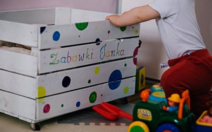 bielo maľovaný úložný box s viacfarebným dizajnom bodiek, úložný box na hračky