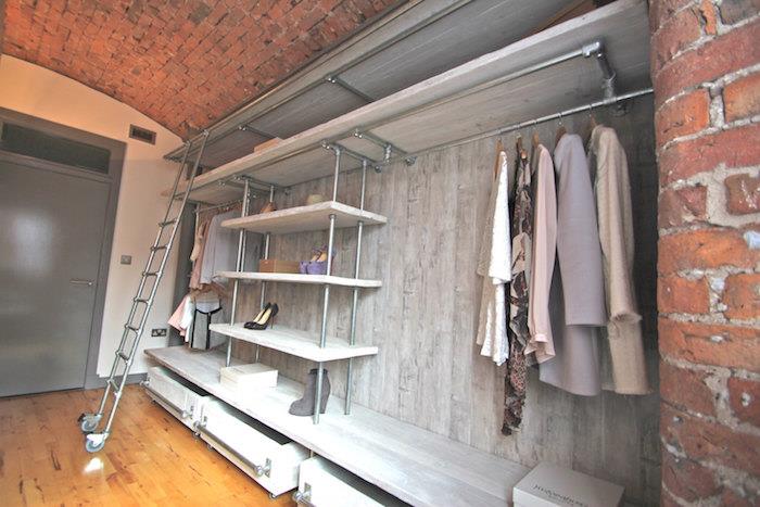 Loft omklädningsrum med låda, original idé om omklädningsrum för att enkelt förvara kläder, stege för att komma åt allt