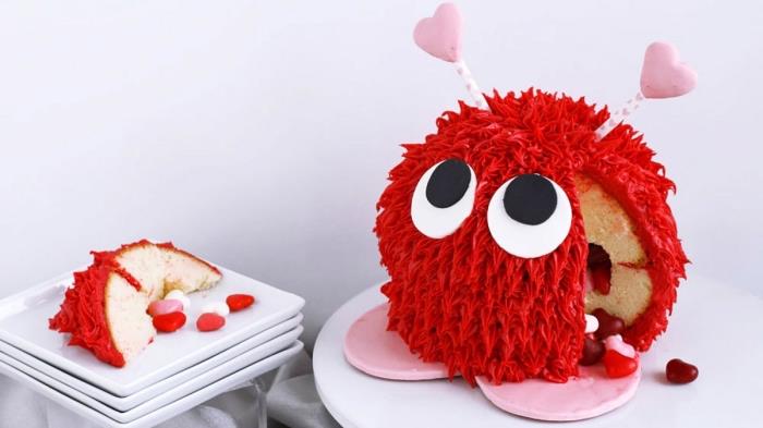 original elmo barns födelsedagstårta i form av en sfär täckt med röd glasyr med hjälp av en dekorativ spets