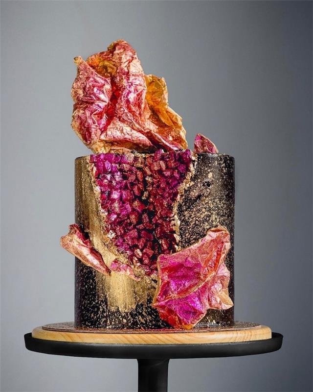 abstrakt geode tårta med rosa geode interiör och abstrakt krusiduller i rosa, koppar och guld