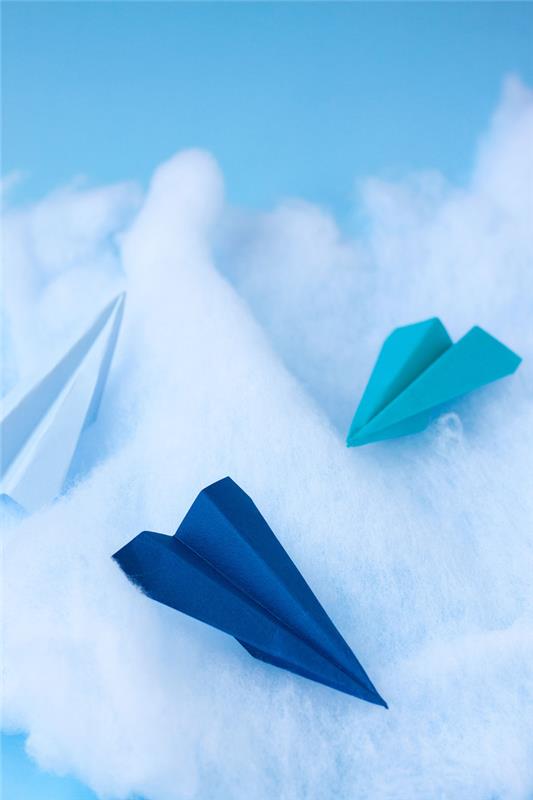 originálny nápad na výrobu pekných vrchnákov na origami torty v farebných papierových rovinách