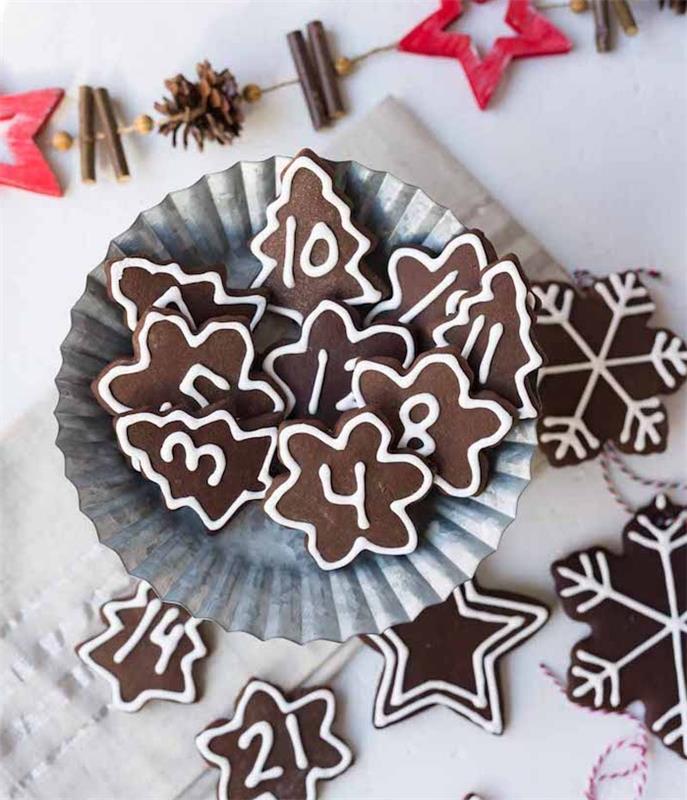 idé hur man gör en gourmet adventskalender med ingefära och kakaokakor och adventdagar skrivna med royal icing