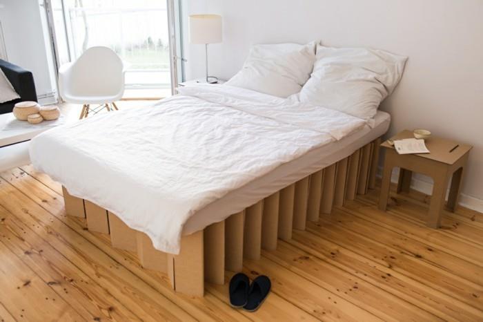 Mobili fai da te con il cartone, Camera da Letto con Pavimento in legno e biancheria di colore bianco