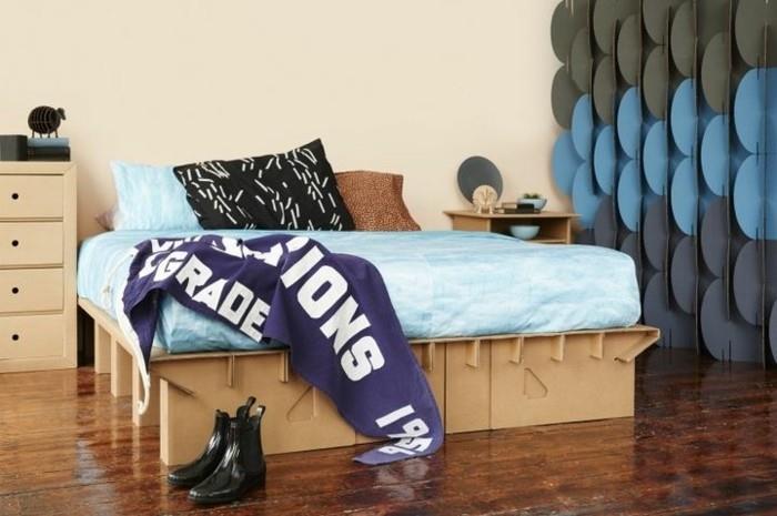Oggetti design casa, camera dauntto arredata con mobili creati dal cartone ondulato
