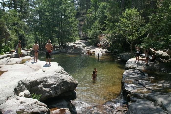 camping-med-naturlig-pool-naturlig-filtrering-pool