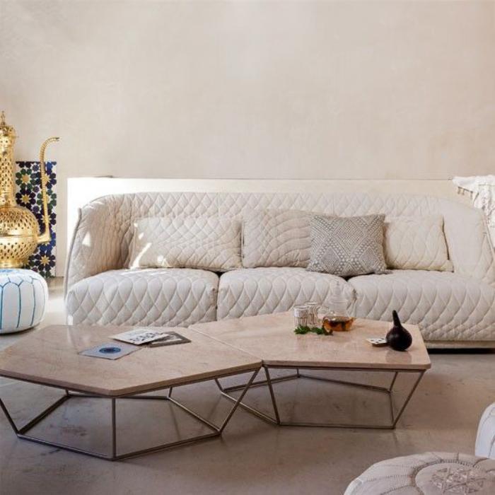 béžová pohovka-originálna a marocká obývačka-dekor