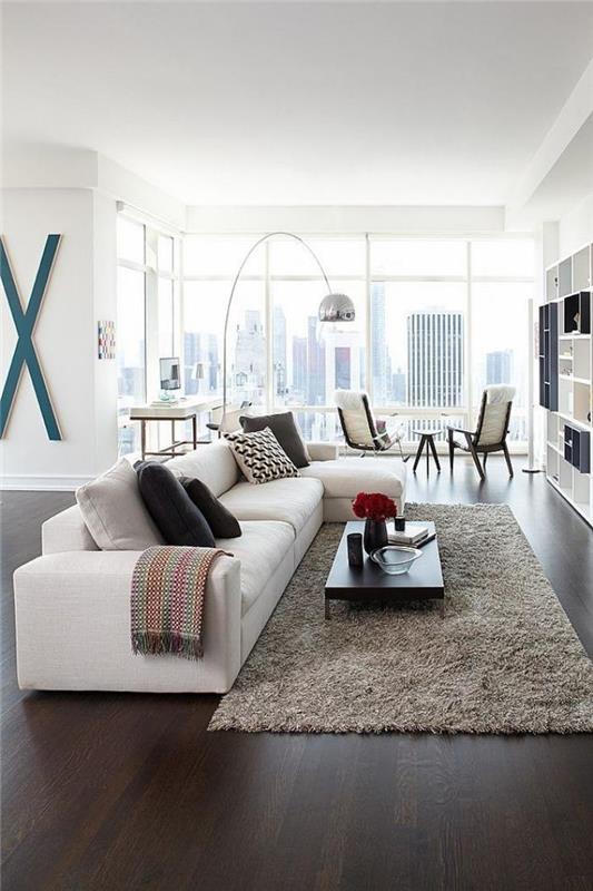 béžová sedačka-moderná obývačka-oblúková lampa-koberec-taupe