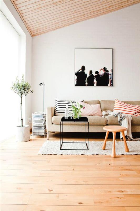 béžová sedačka-drevená podlaha-teplá-obývačka-minimalistický štýl