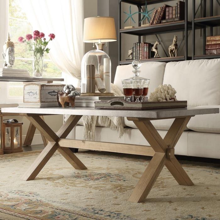låg trätabla, vintage beige matta, benvit soffa, metallhylla, country chic inredning med rustika inslag